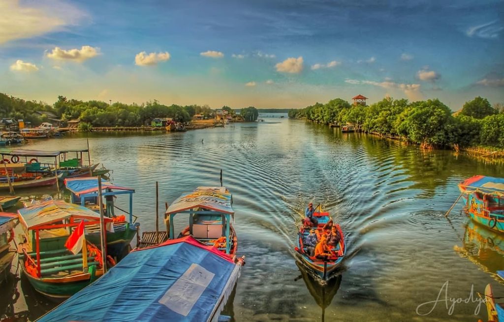 Wisata di Bekasi Yang Lagi Viral - jembatan cinta