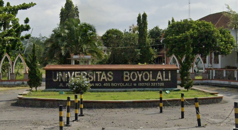 Universitas Boyolali berada tepat di depan hotel Mutiara Indah Boyolali